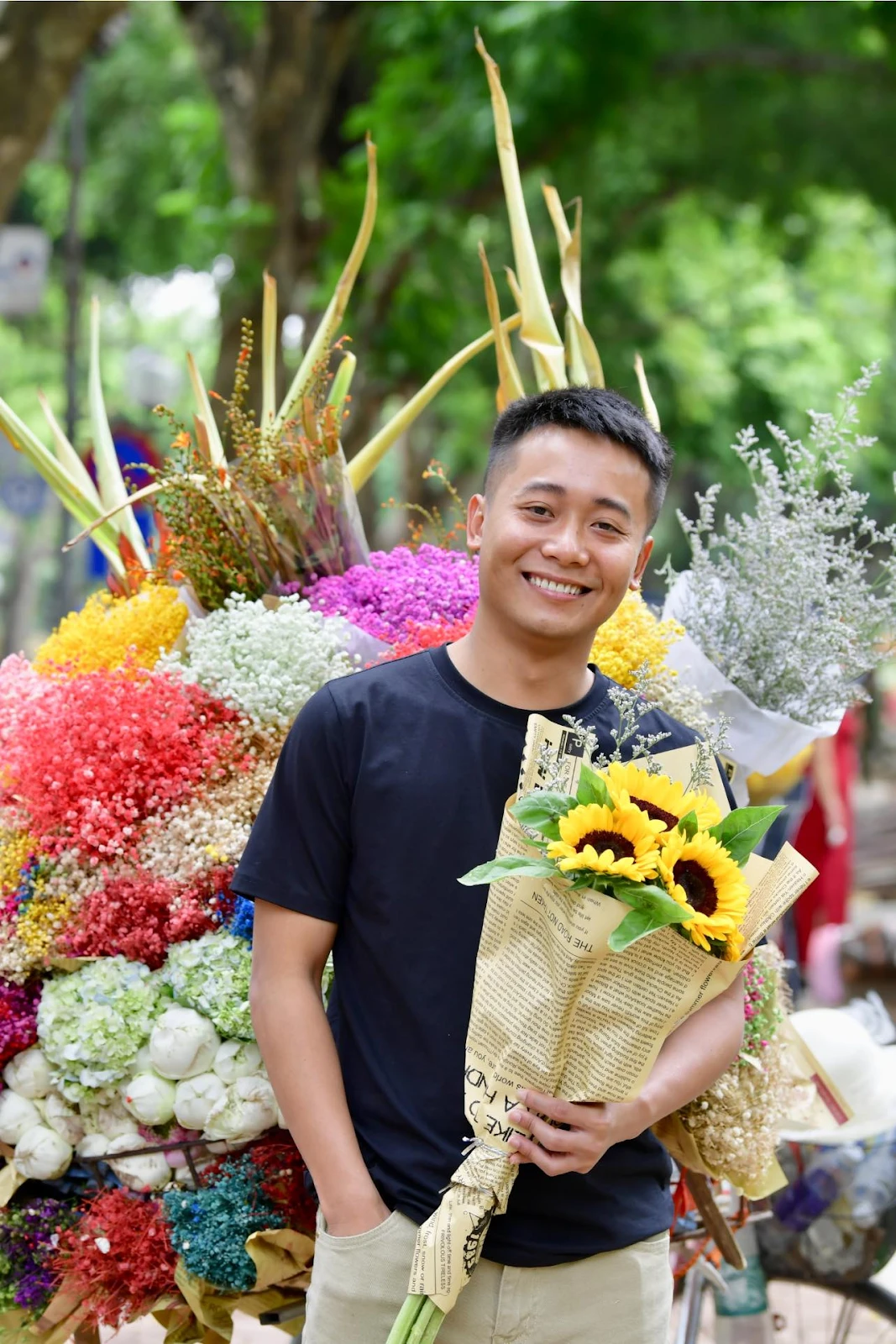 Quang Linh goes to the market in Ho Chi Minh City, the traders are bustling, Nhat Le is bored with the street boy style - Photo 7
