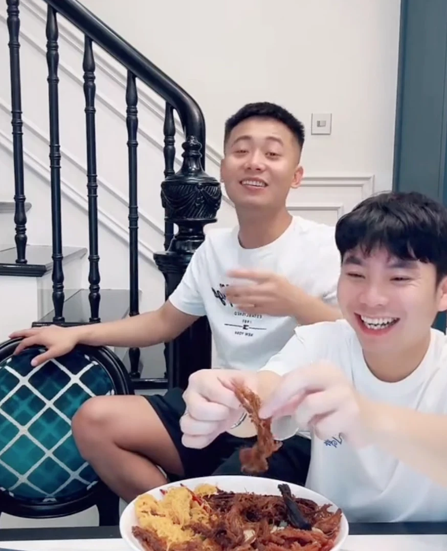 Quang Linh Vlog is in Saigon, checking in extremely cool, showing off his red and gold hands, shocking - Photo 4