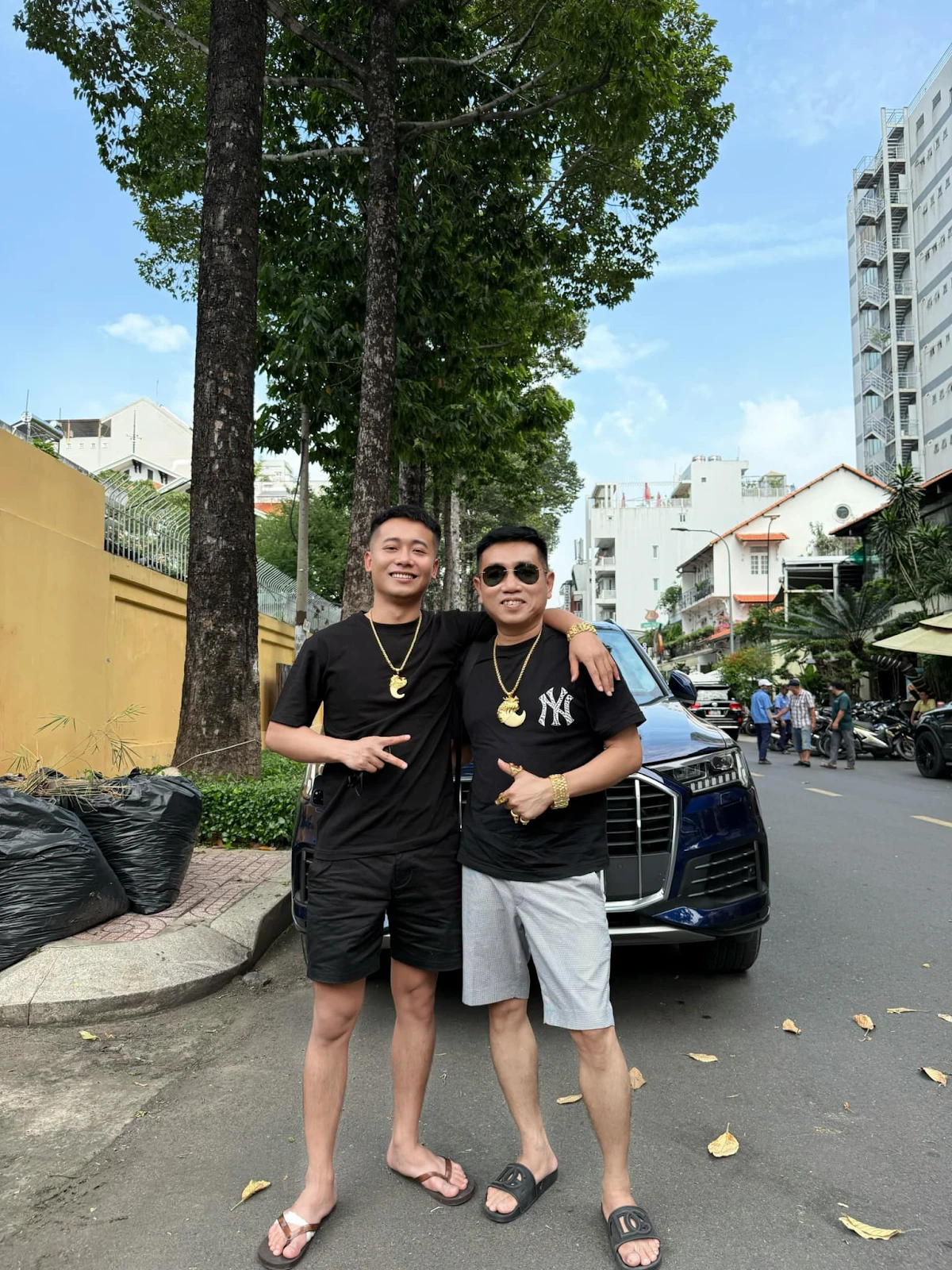 Quang Linh Vlog is in Saigon, checking in extremely cool, showing off his red and gold hands, shocking - Photo 2