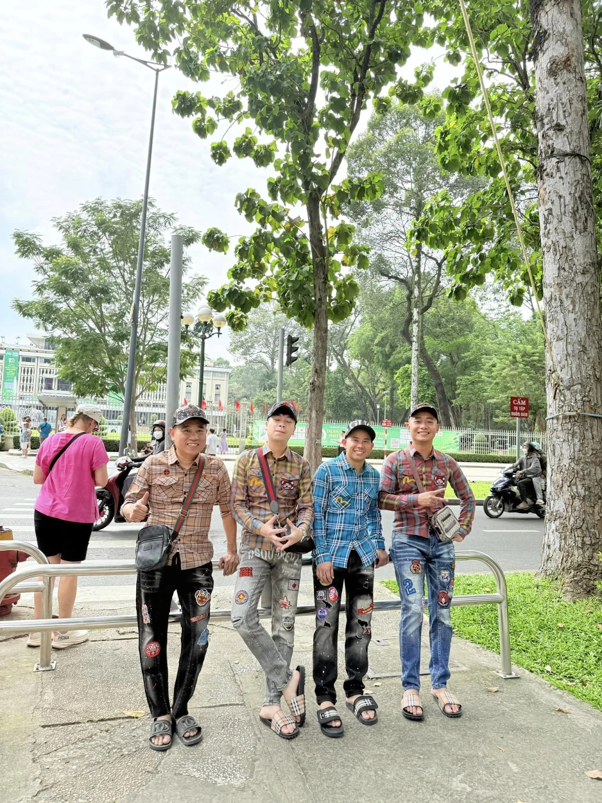 Quang Linh Vlog is in Saigon, checking in extremely cool, showing off his red and gold hands, shocking - Photo 7