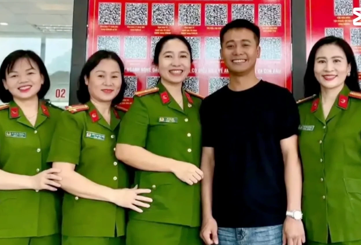 Quang Linh Vlog is in Saigon, checking in extremely cool, showing off his red and gold hands, shocking - Photo 3