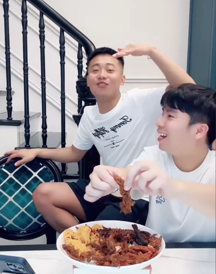 Quang Linh Vlog is in Saigon, checking in extremely cool, showing off his red and gold hands, shocking - Photo 5