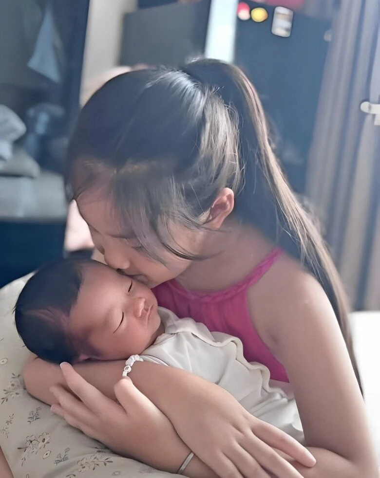 Quang Minh xỏ khuyên quý tử mới sinh, vợ mới cho con gái riêng chăm, CĐM rần rần - Hình 4