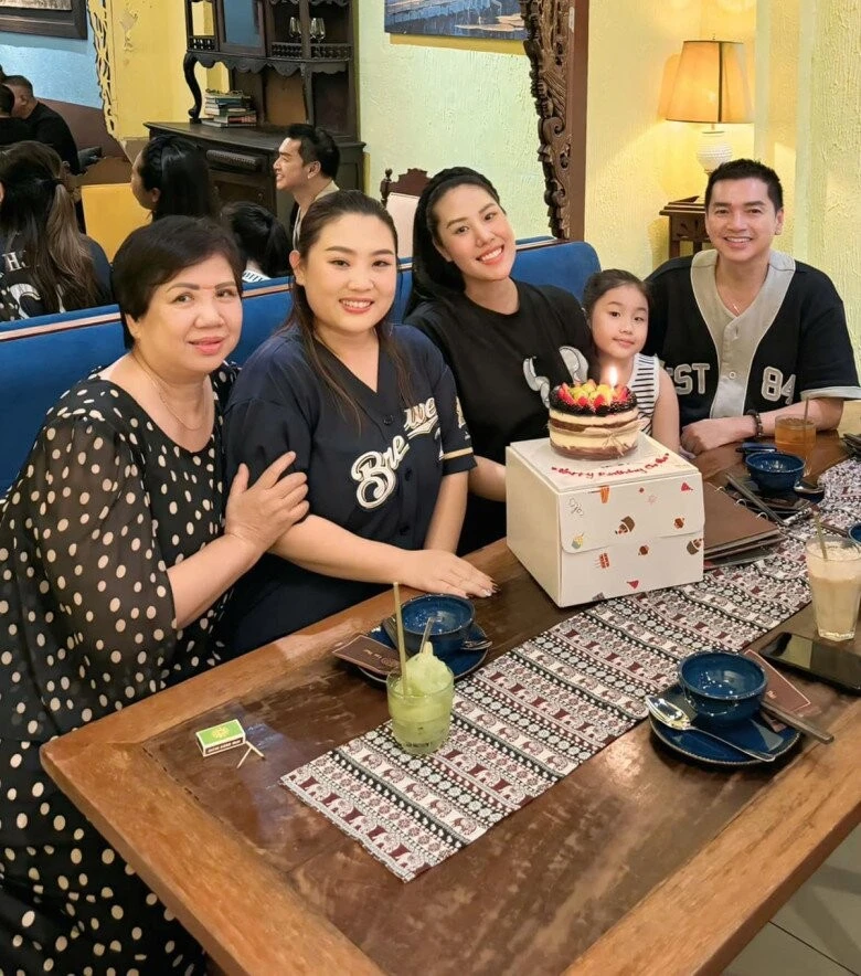 Quang Minh xỏ khuyên quý tử mới sinh, vợ mới cho con gái riêng chăm, CĐM rần rần - Hình 6