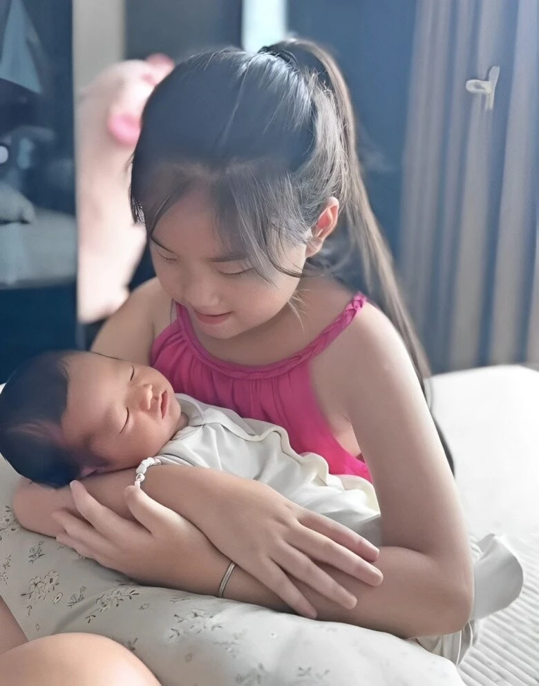 Quang Minh xỏ khuyên quý tử mới sinh, vợ mới cho con gái riêng chăm, CĐM rần rần - Hình 3