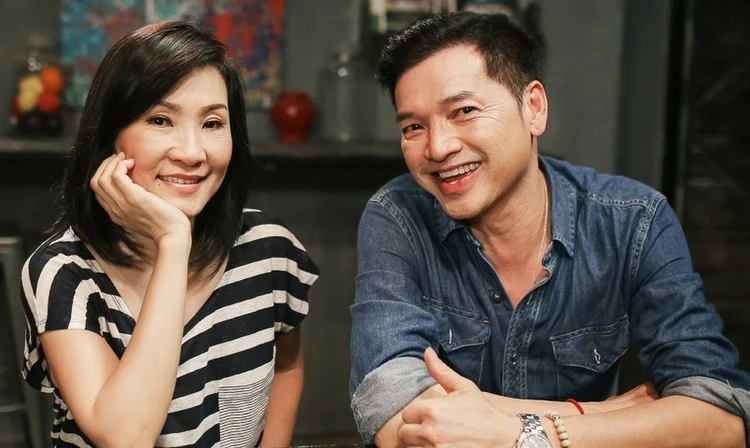 Quang Minh xỏ khuyên quý tử mới sinh, vợ mới cho con gái riêng chăm, CĐM rần rần - Hình 7
