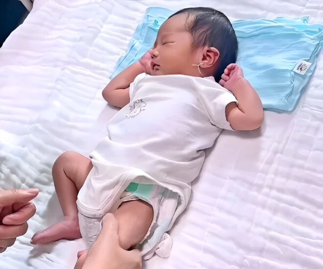 Quang Minh xỏ khuyên quý tử mới sinh, vợ mới cho con gái riêng chăm, CĐM rần rần - Hình 1