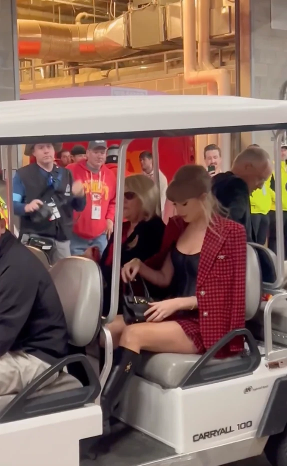 Taylor Swift disciplined her bodyguard for daring to yell at reporters, netizens praised her - Photo 1