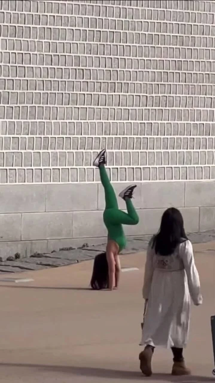 Yoga flex nội thất ở cung điện, đỉnh núi: người quay chịu khó, CĐM khó chịu? - Hình 6