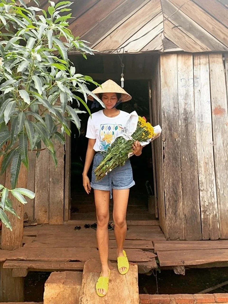 HHen Nie explodes with visuals, overthrowing Thuy Tien with 1 photo, announcing her wedding? - Photo 4