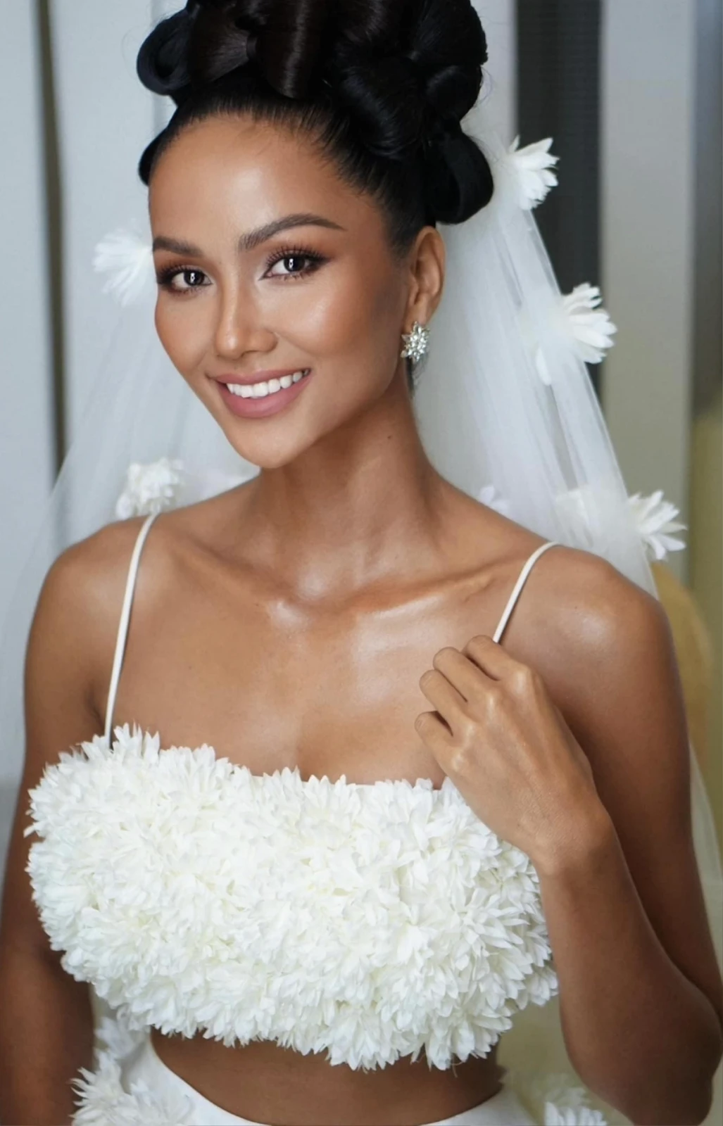 HHen Nie explodes with visuals, overthrowing Thuy Tien with 1 photo, announcing her wedding? - Photo 9