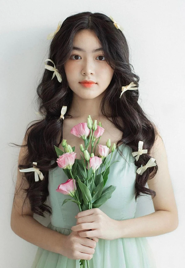 Cinderella was threatened by Truong Ngoc Anhs daughter to usurp her throne. Who is better in every aspect? - Photo 2