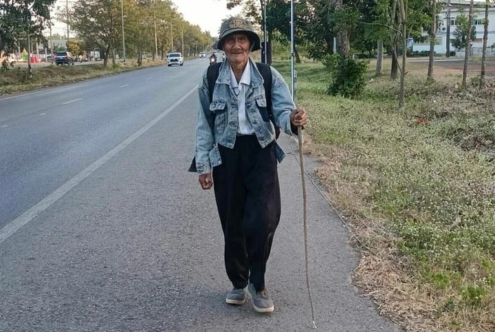 Ông lão 85 tuổi lạc con trai, chống gậy đi bộ 300km về quê với vỏn vẹn 5 nghìn - Hình 1