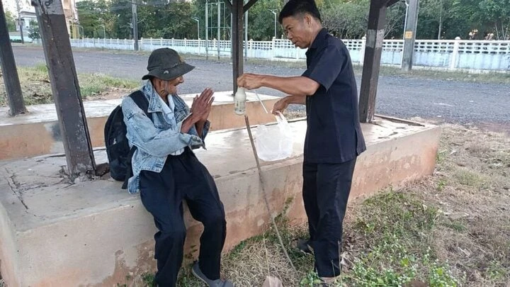 Ông lão 85 tuổi lạc con trai, chống gậy đi bộ 300km về quê với vỏn vẹn 5 nghìn - Hình 2