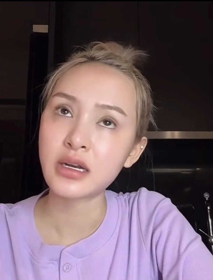 Hien Ho livestream begging the audience for mercy, about to change her career to a streamer? - Photo 1