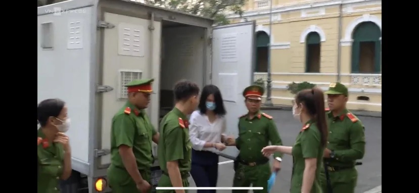 Ngọc Trinh bị áp giải trong ngày hầu tòa, diện mạo khi lộ diện gây chú ý - Hình 6