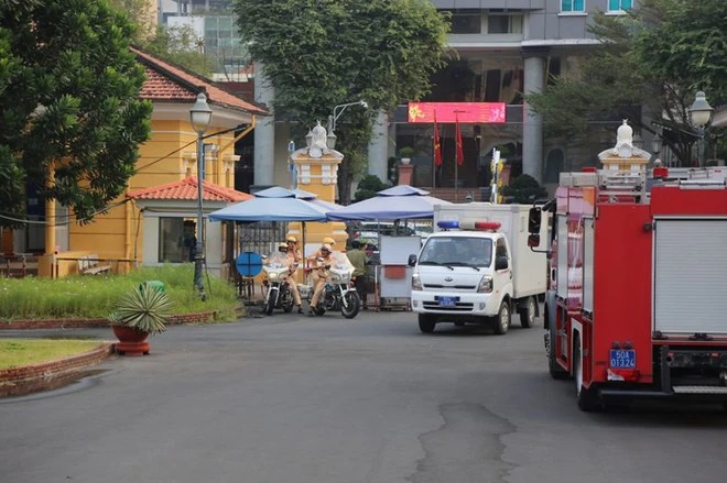 Ngọc Trinh bị áp giải trong ngày hầu tòa, diện mạo khi lộ diện gây chú ý - Hình 3