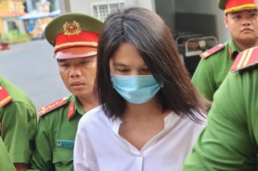 Ngọc Trinh bị áp giải trong ngày hầu tòa, diện mạo khi lộ diện gây chú ý - Hình 9