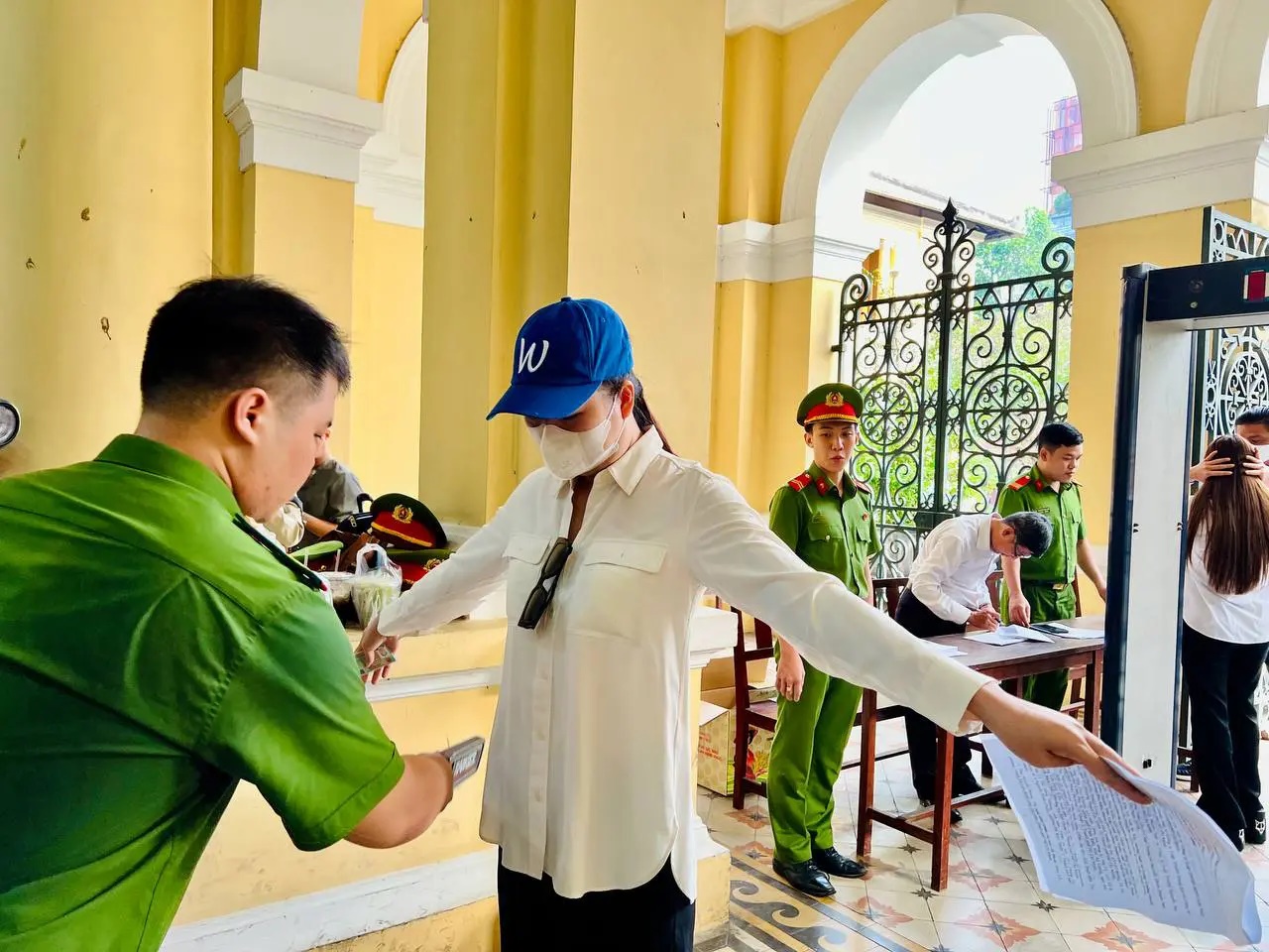 Ngọc Trinh bị áp giải trong ngày hầu tòa, diện mạo khi lộ diện gây chú ý - Hình 5