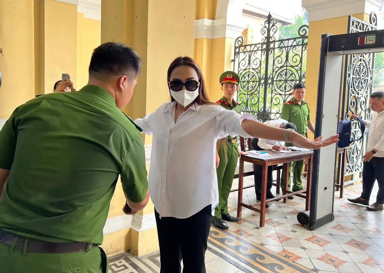 Ngọc Trinh bị áp giải trong ngày hầu tòa, diện mạo khi lộ diện gây chú ý - Hình 4