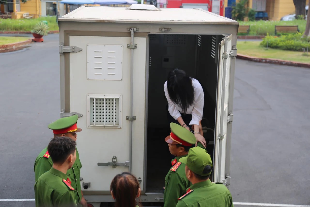 Ngọc Trinh bị áp giải trong ngày hầu tòa, diện mạo khi lộ diện gây chú ý - Hình 2