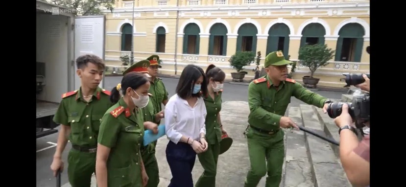 Ngọc Trinh bị áp giải trong ngày hầu tòa, diện mạo khi lộ diện gây chú ý - Hình 7