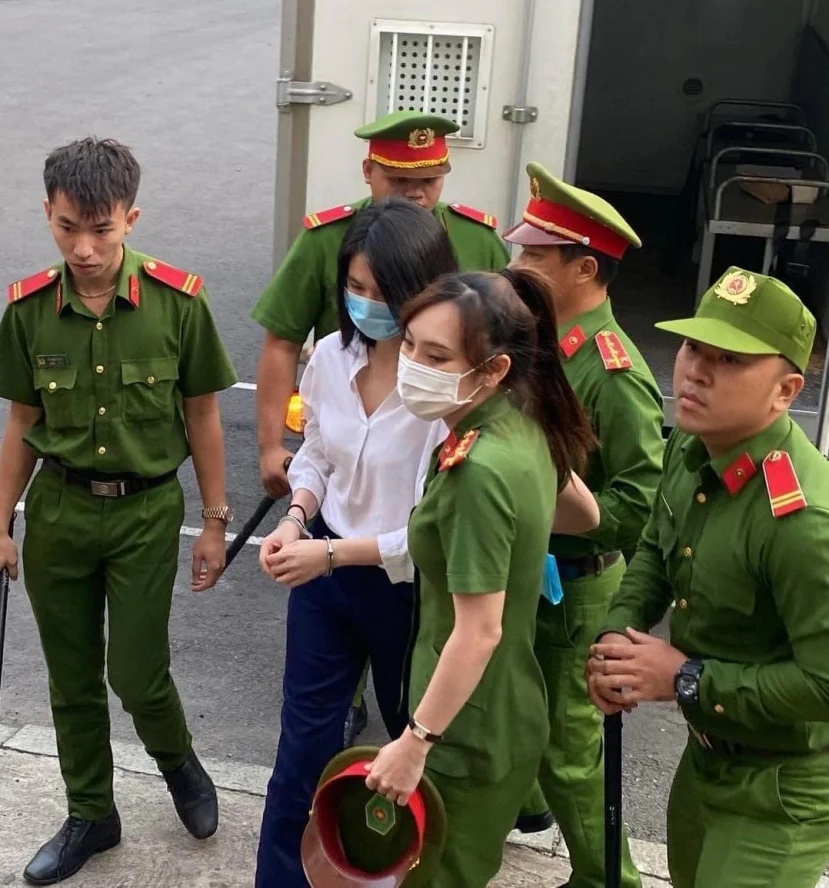 Ngọc Trinh bị áp giải trong ngày hầu tòa, diện mạo khi lộ diện gây chú ý - Hình 8