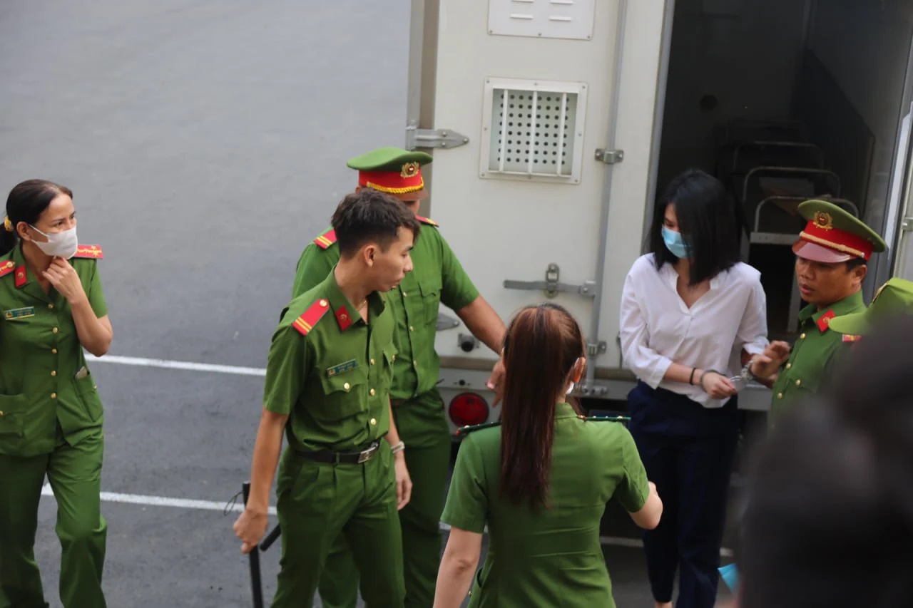Ngọc Trinh bị áp giải trong ngày hầu tòa, diện mạo khi lộ diện gây chú ý - Hình 1