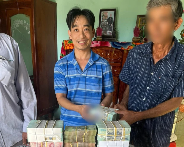 Người đàn ông trúng độc đắc nhờ giúp đỡ cụ bà bán vé số, thực hư ra sao? - Hình 1