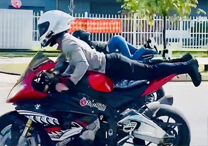 Thầy dạy Ngọc Trinh lái mô tô bị phạt gần 2 năm tù, mẹ già bật khóc tại tòa - Hình 6