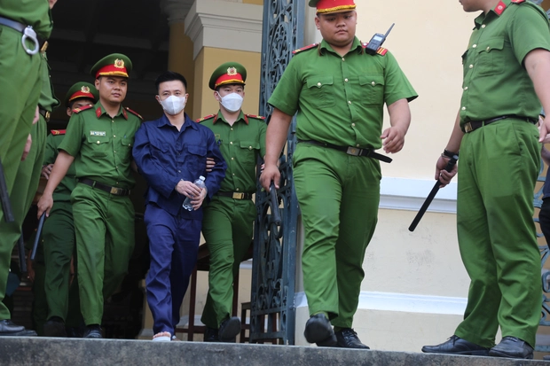 Thầy dạy Ngọc Trinh lái mô tô bị phạt gần 2 năm tù, mẹ già bật khóc tại tòa - Hình 4