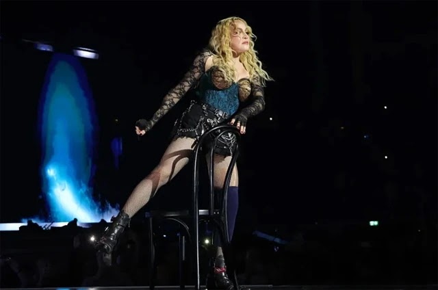 Madonna đang quẩy cực sung thì ngã sõng soài, dàn vũ công thản nhiên bỏ mặt - Hình 1