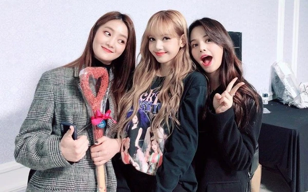 Lisa lặn lội qua Singapore không phải vì Taylor Swift, mà để dự concert SHINee - Hình 4