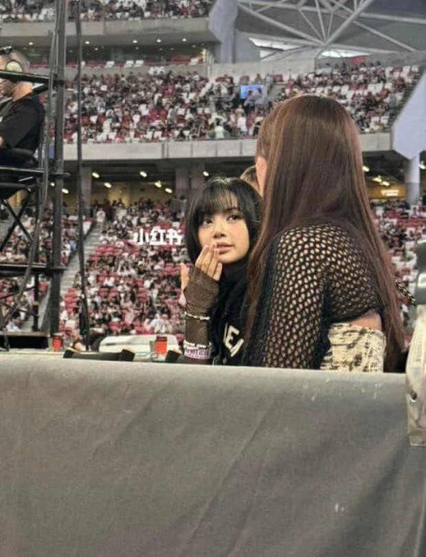 Lisa xuất hiện gây bão tại concert Taylor Swift ở Singapore, bỏ về sớm vì sợ fan - Hình 3