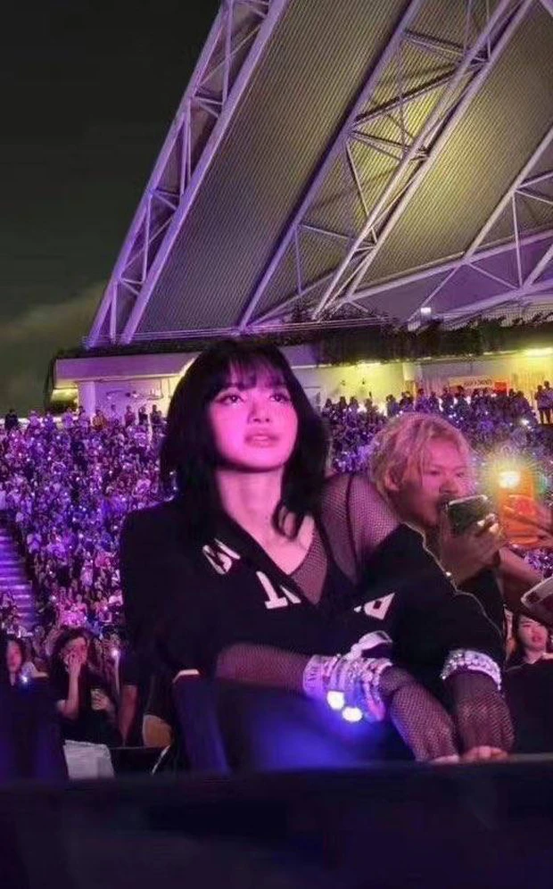 Lisa xuất hiện gây bão tại concert Taylor Swift ở Singapore, bỏ về sớm vì sợ fan - Hình 1