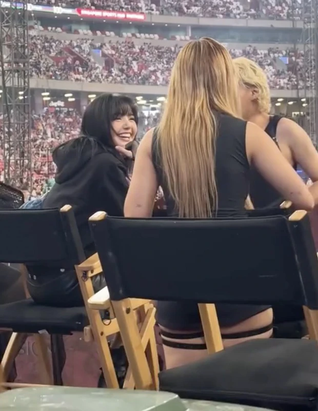 Lisa xuất hiện gây bão tại concert Taylor Swift ở Singapore, bỏ về sớm vì sợ fan - Hình 2