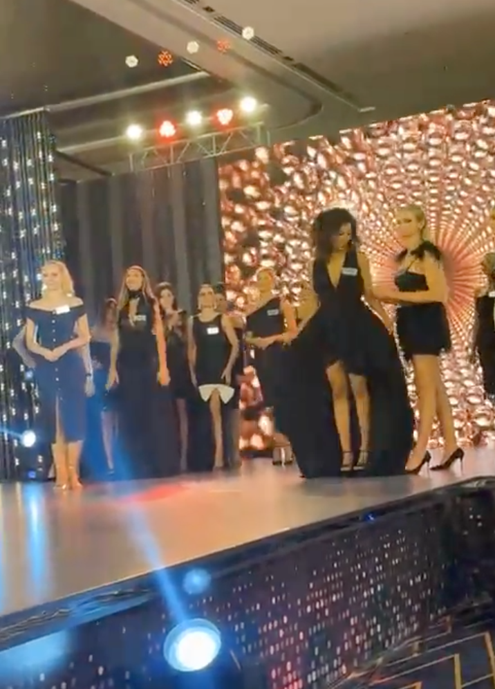 Miss World: 1 thí sinh vấp té ở phần thi Top Model, BTC liền ngừng show để xử lý - Hình 3