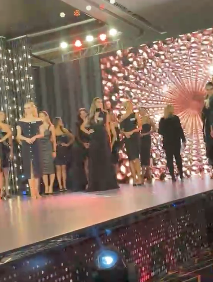 Miss World: 1 thí sinh vấp té ở phần thi Top Model, BTC liền ngừng show để xử lý - Hình 2