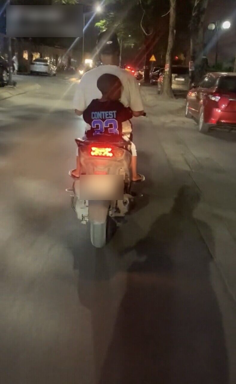 Lôi Con ngồi xe máy vi vu trên phố Hà Nội, CĐM liền tuýt còi vì sai phạm 1 điều - Hình 3