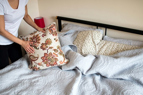 Con trai làm đám tang cho mẹ thì phát hiện điều lạ, sự thật đằng sau gây phẫn nộ - Hình 1