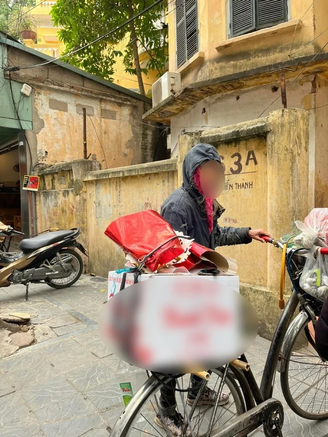 Cụ bà xin đồ từ thiện dọn khỏi biệt thự chục tỷ, hàng xóm há hốc biết nhà mới - Hình 1