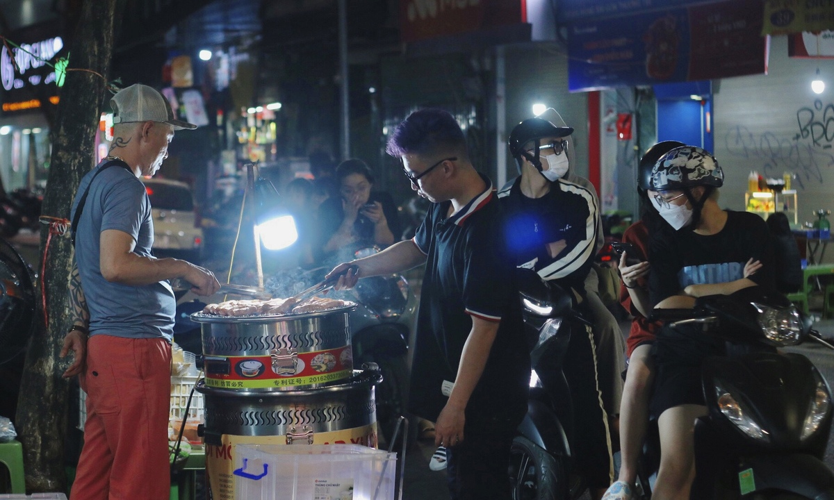 Ice barbecue: what is it about simple food that attracts young people so much? - Photo 3