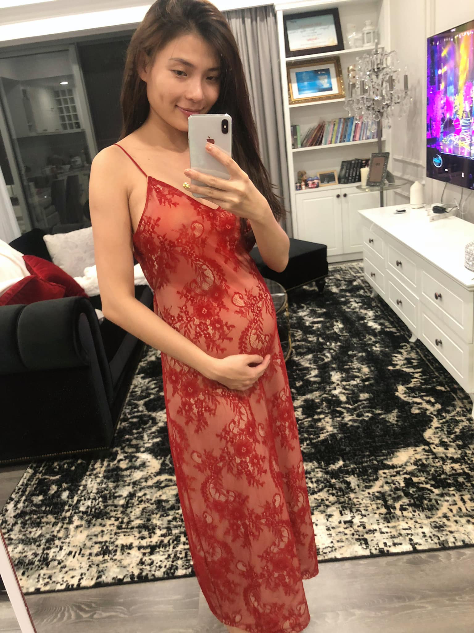 Thúy Diễm lộ bụng bầu vượt mặt, ông xã Lương Thế Thành há hốc, cứng họng - Hình 2