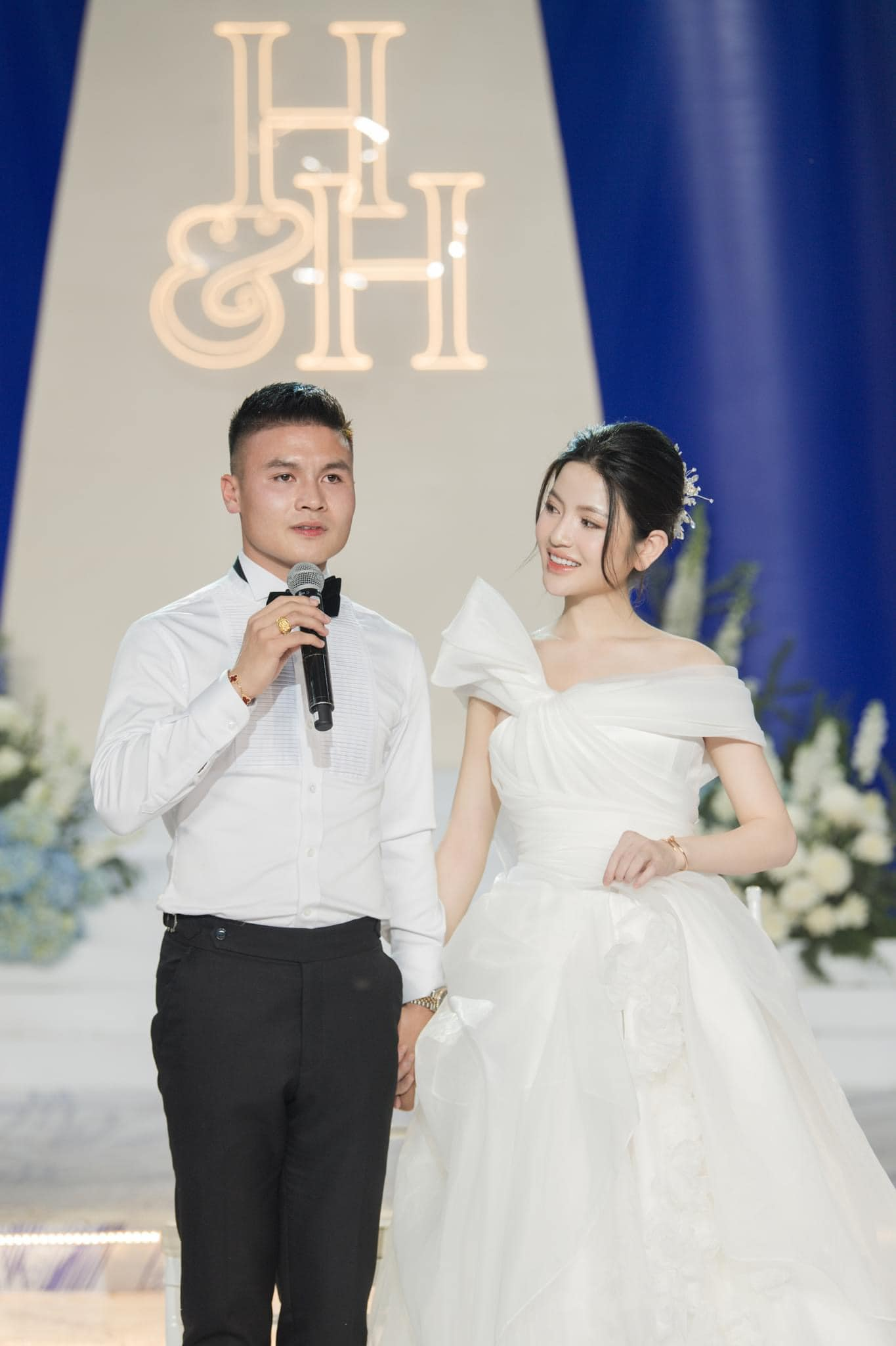 Vợ chồng Quang Hải lộ cảnh ướt át sau đám cưới, hé lộ điềm báo netizen xanh mặt - Hình 1