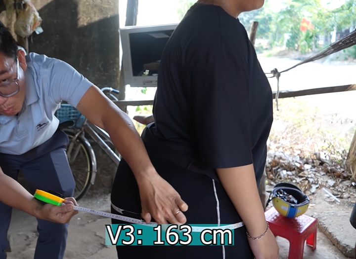 The girl owns oversized hips, up to 163 cm in size, which makes fans lament - Photo 1
