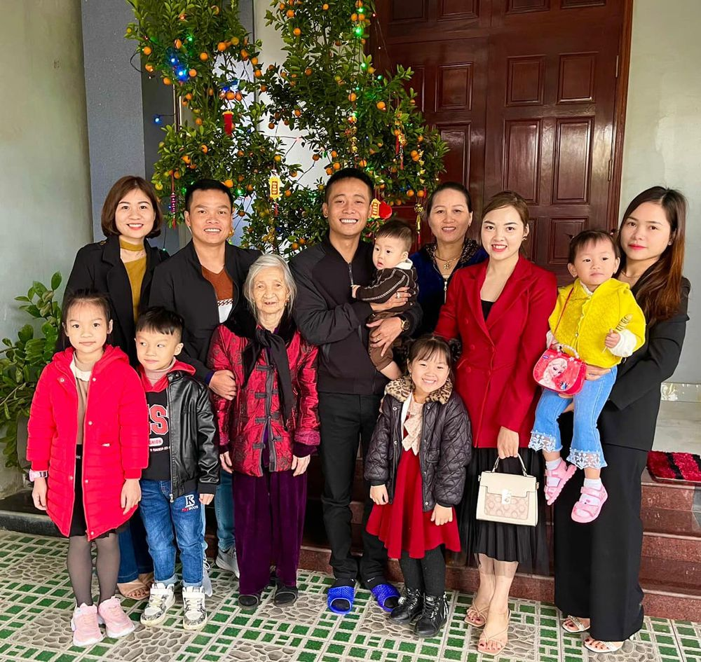Nguyen Thi Lieu: Quang Linhs biological mother Vlog, fascinated by Lei Con, happy like her son - Photo 5
