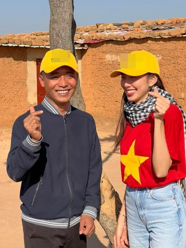 Thuy Tien posted the moment of holding hands with Quang Linh, causing the online community to be confused - Photo 6