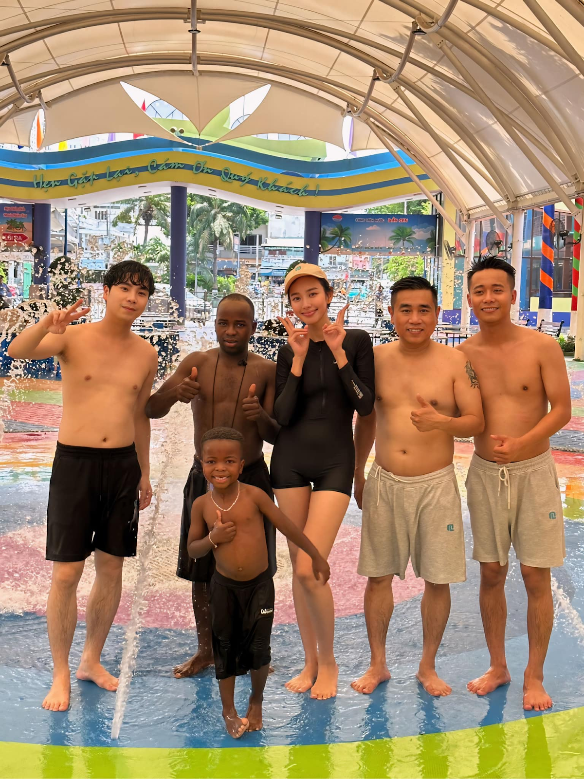 Thuy Tien posted the moment of holding hands with Quang Linh, causing the online community to be confused - Photo 2