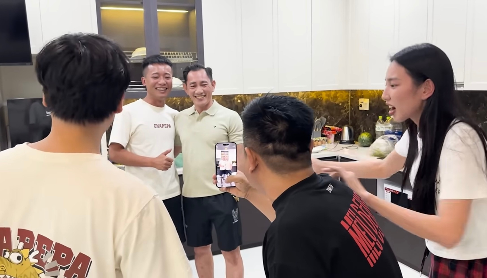 Thuy Tien posted the moment of holding hands with Quang Linh, causing the online community to be confused - Photo 12