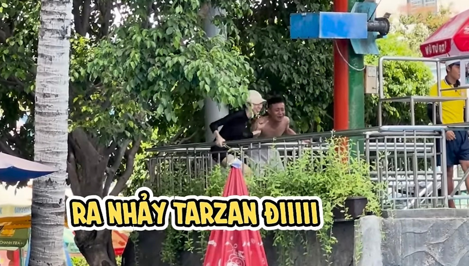 Thuy Tien posted the moment of holding hands with Quang Linh, causing the online community to be confused - Photo 3